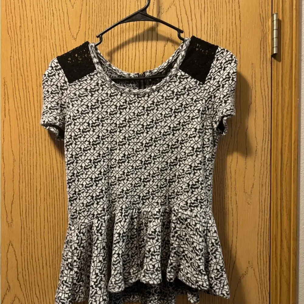 Black and White Patterned Women's Top - Picture 3 of 5